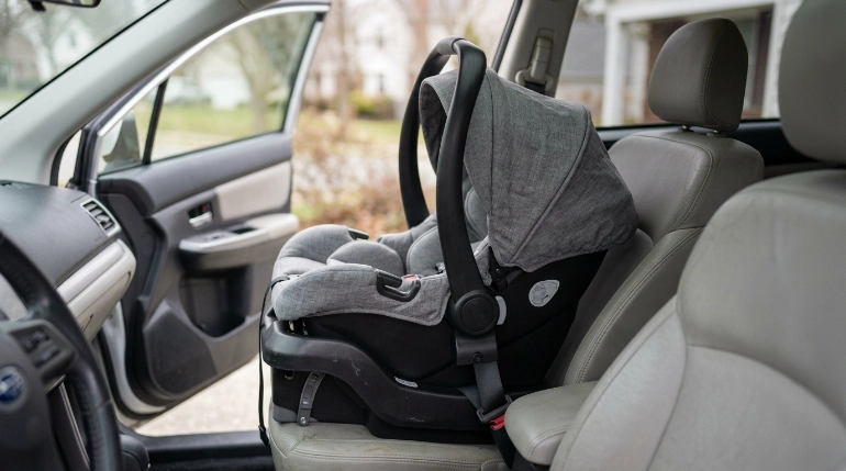 Gray Peg Perego Primo Viaggio 4-35 infant car seat Atmosphere shown rear-facing on its base